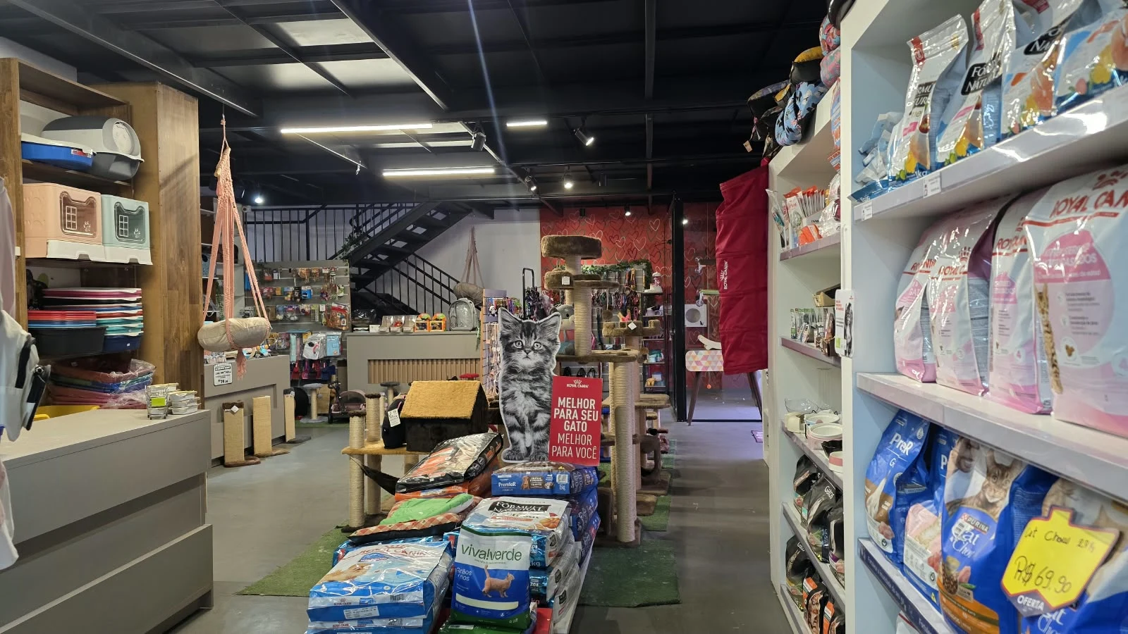 Corredor da loja com variedade de rações e produtos para pets